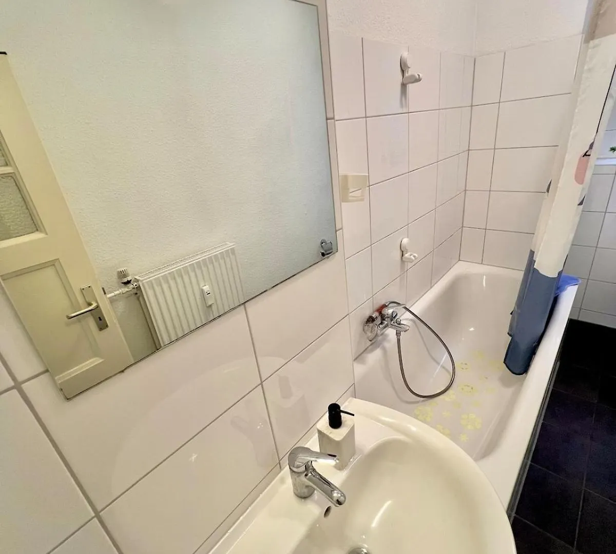 Cozy 2-Room-Apartment On Zoo Park In District 2 Düsseldorf 0*,